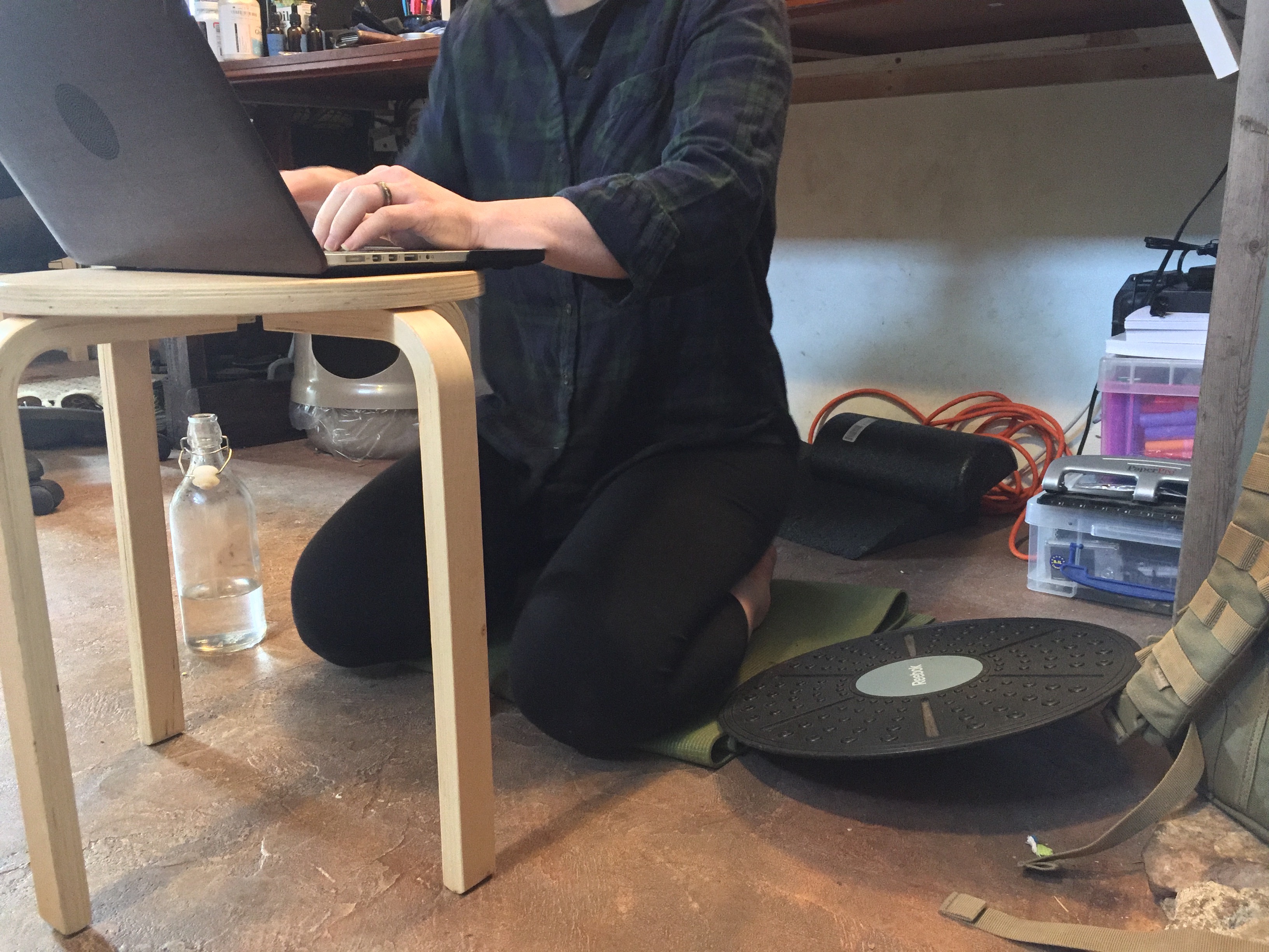 Kneeling desk