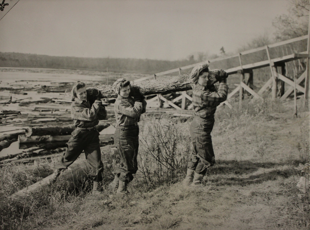 Women-lumberjacks-carrying-logs